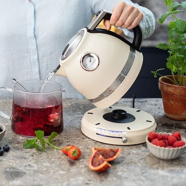 classement des bouilloires électriques : bouilloire KitchenAid beige