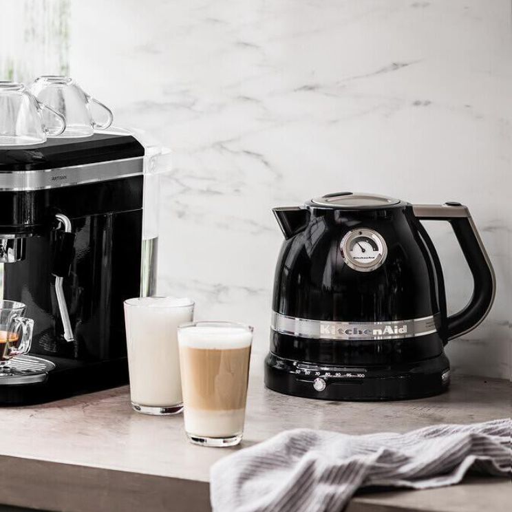 classement des bouilloires électriques : une bouilloire KitchenAid noire s'accorde parfaitement avec un grille-pain ou une machine à café