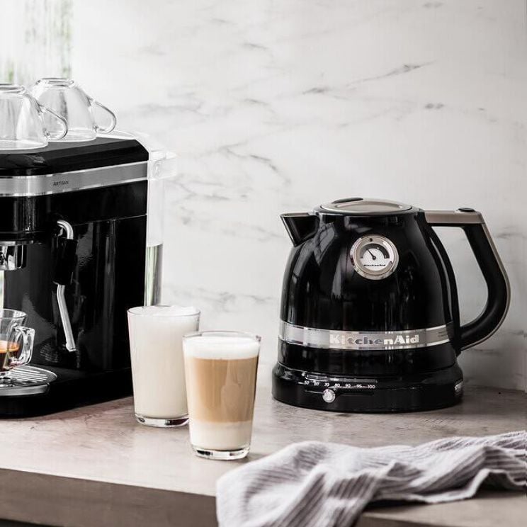 classement des bouilloires électriques : une bouilloire KitchenAid noire s'accorde parfaitement avec un grille-pain ou une machine à café