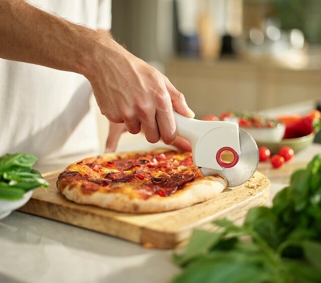 main qui coupe les aliments