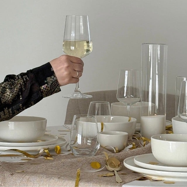 χέρι σε μαύρο