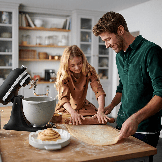 famille en train de pâtisser