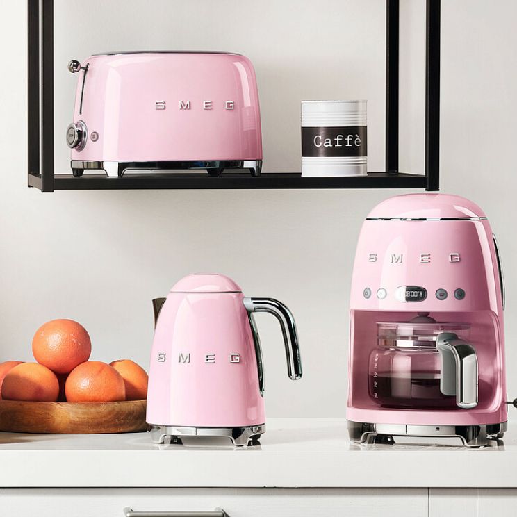 Accessoires de cuisine Smeg roses sur un plan de travail de cuisine