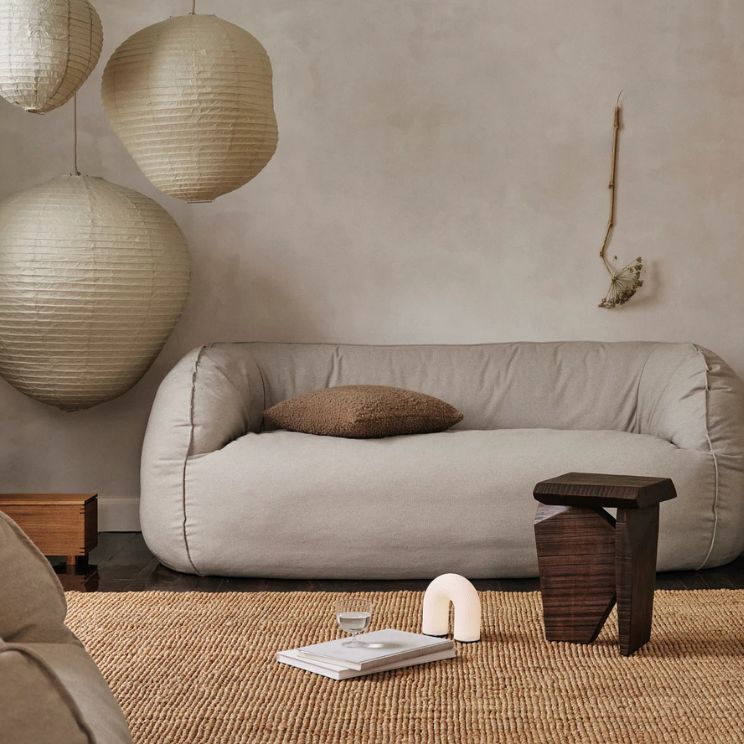 Salon de style chubby avec des meubles