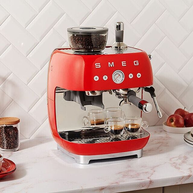 Smeg EGF03 è una macchina per espresso per gli amanti dell'espresso doppio