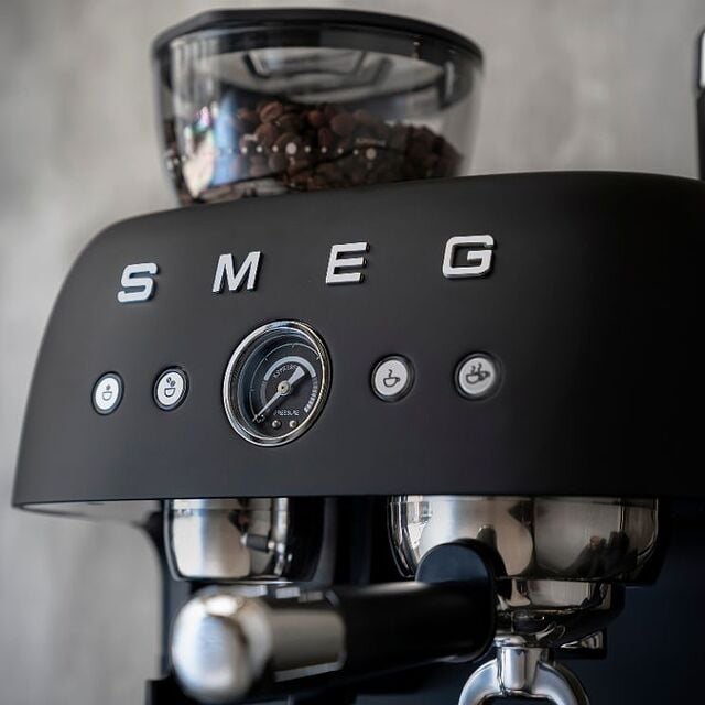 Smeg EGF03 è una stazione caffè completa all-in-one