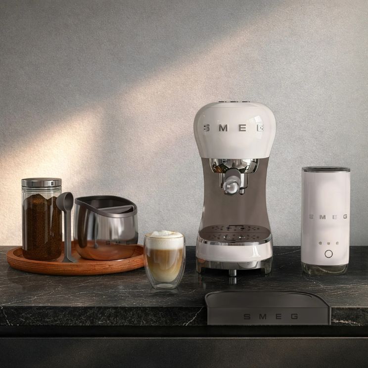 Smeg - kávovar a napeňovač mlieka