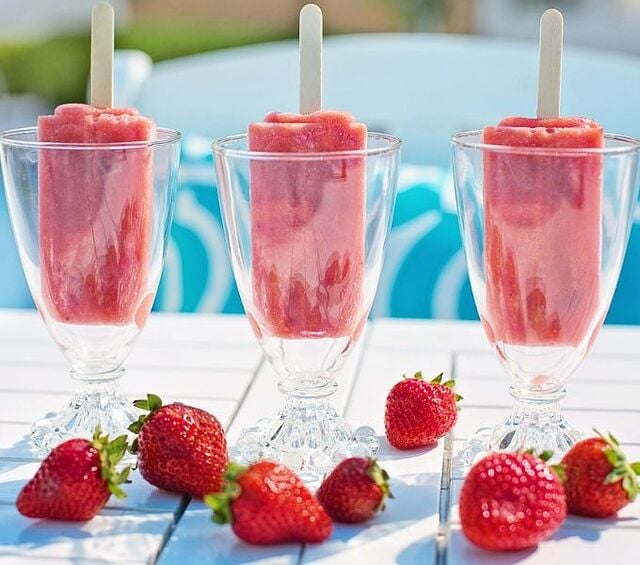 sorbett od jagoda na štapiću