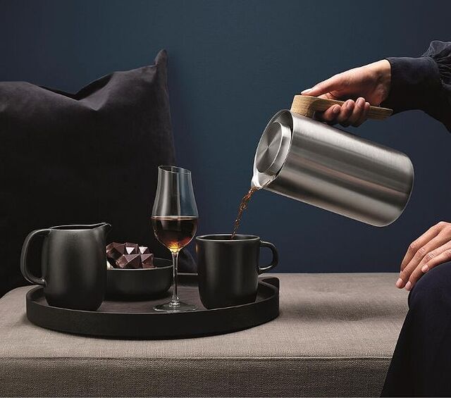 srebrni kuhalo za vodu klasična plava pantone 2020