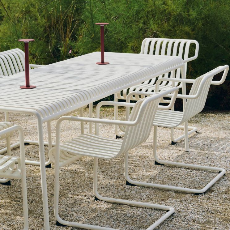 Weißer Palissade Gartentisch mit Stühlen
