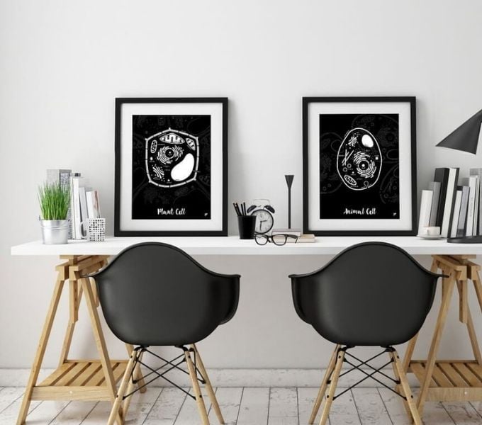 τραπέζι με αφίσες