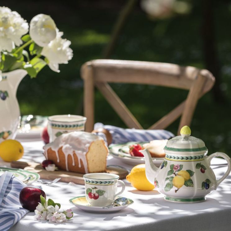 Bord med blomstret Villeroy&Boch porcelæn