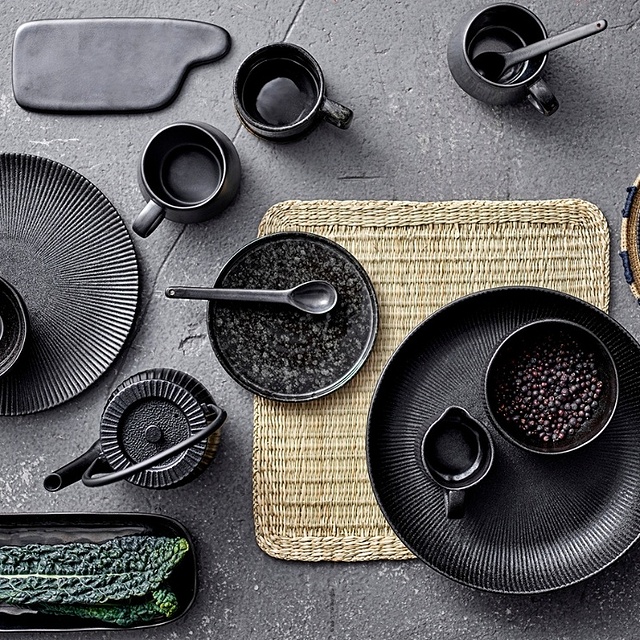 table avec vaisselle noire