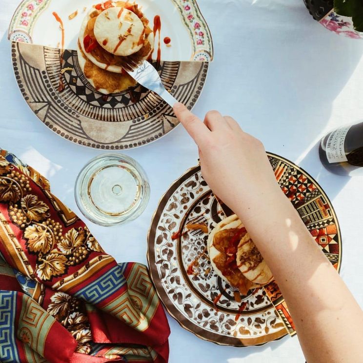 Mesa puesta con platos de la colección Hybrid