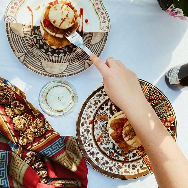 Mesa puesta con platos de la colección Hybrid