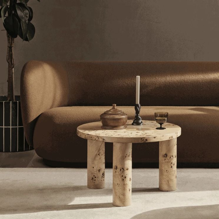 Table basse en bois de ronce et canapé de style chubby