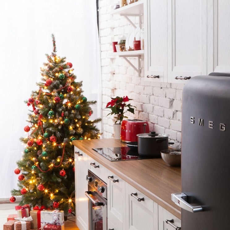 cocina navideña 2025: olla negra de la marca italiana Smeg