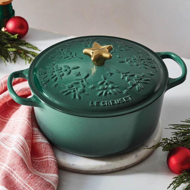 cocina navideña 2025: olla verde Le Creuset con pomo dorado en forma de estrella