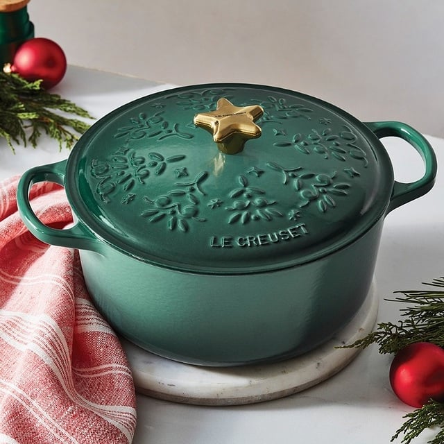 cocina navideña 2025: olla verde Le Creuset con pomo dorado en forma de estrella