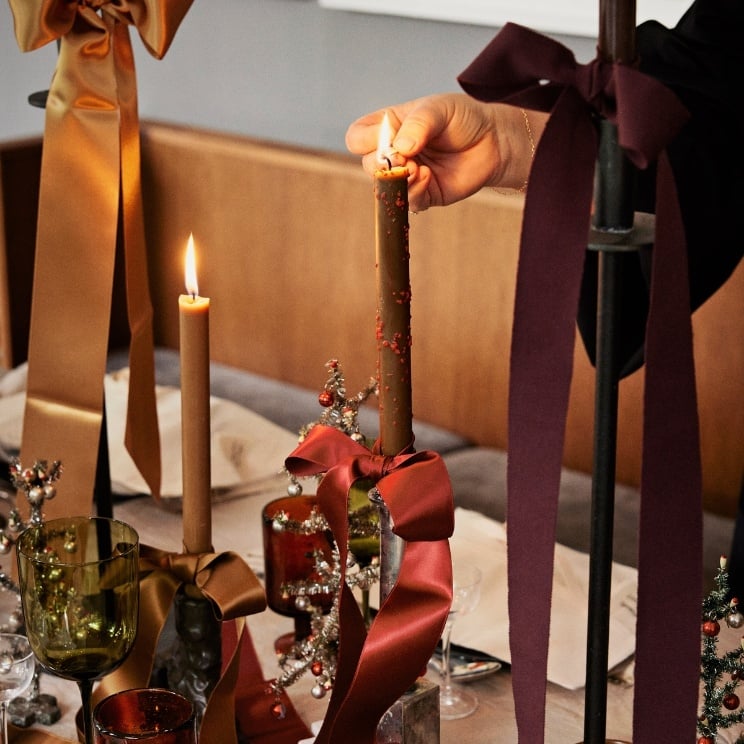 vela Ferm Living en la mesa de Navidad