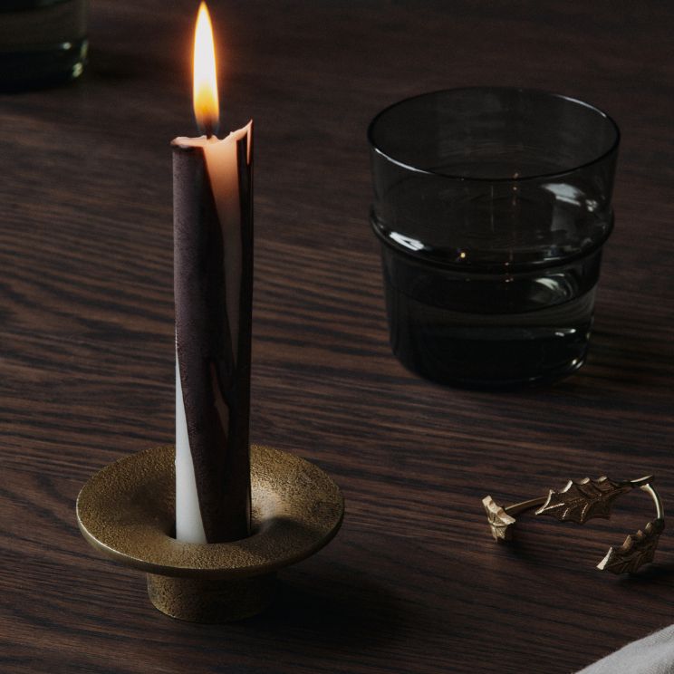 Vela en un candelabro sobre una mesa