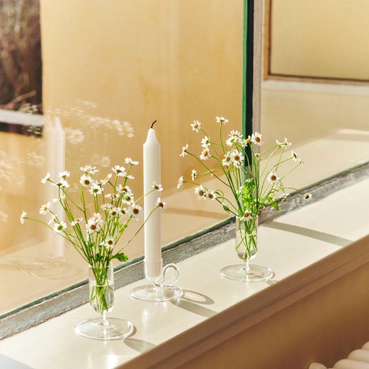 majhen ukrivljen svečnik