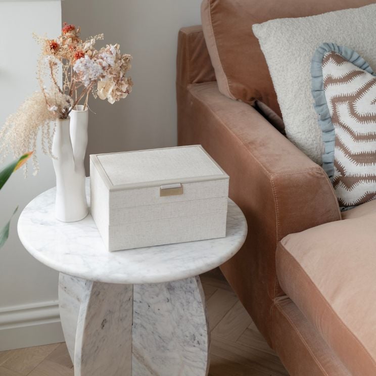 dormitorio con organizador de joyas stackers