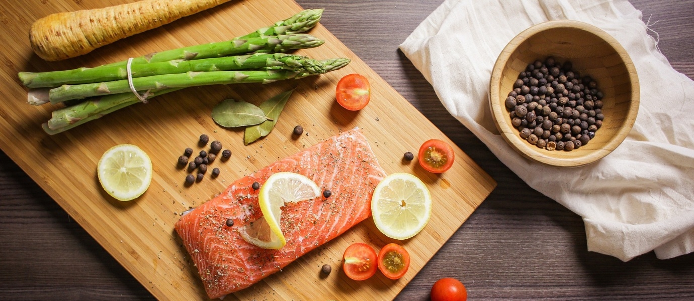 aranžman kuhinje sa šparogama i ljubavlju