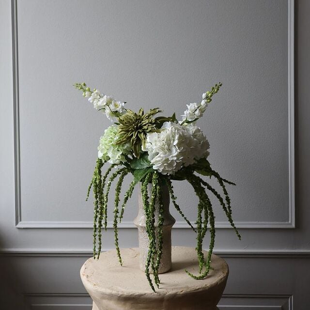 Flores artificiales Botane en un jarrón