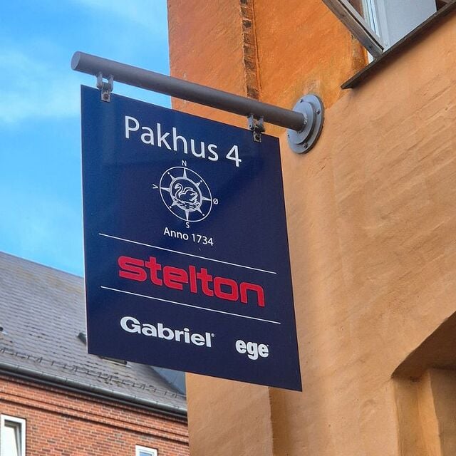 Szyld na kamienicy Stelton