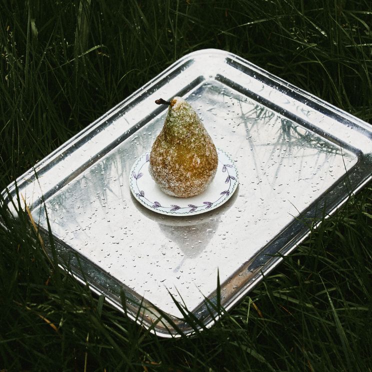 Plato Marni para Serax sobre una bandeja de acero