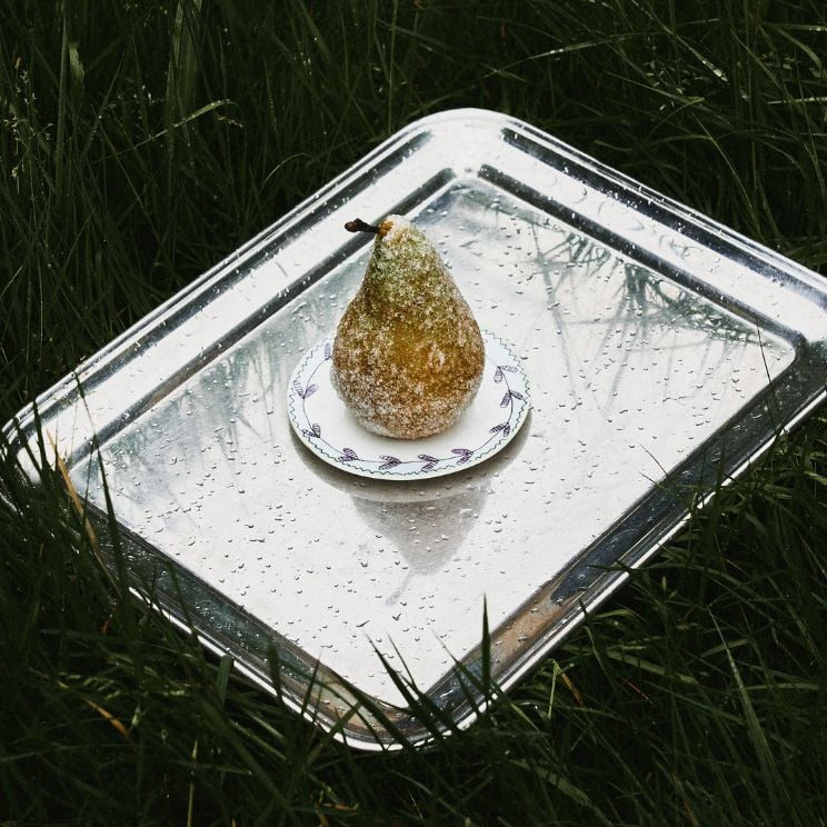 Plato Marni para Serax sobre una bandeja de acero