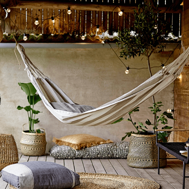 Terrasse avec un hamac de style bohème
