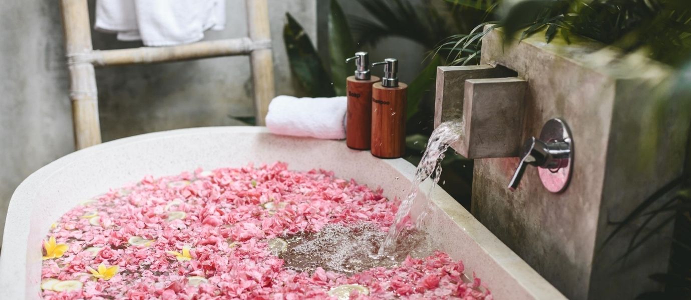 kupka s cvijećem opuštanje kućni spa