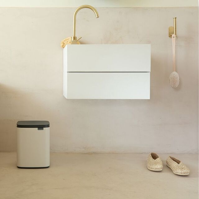 es importante que el cubo sea de fácil acceso y de capacidad adecuada