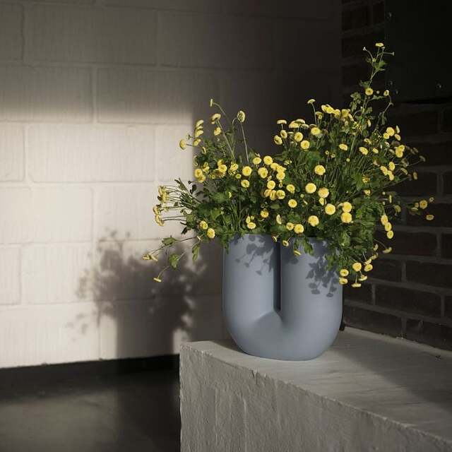jarrón Kink con flores amarillas