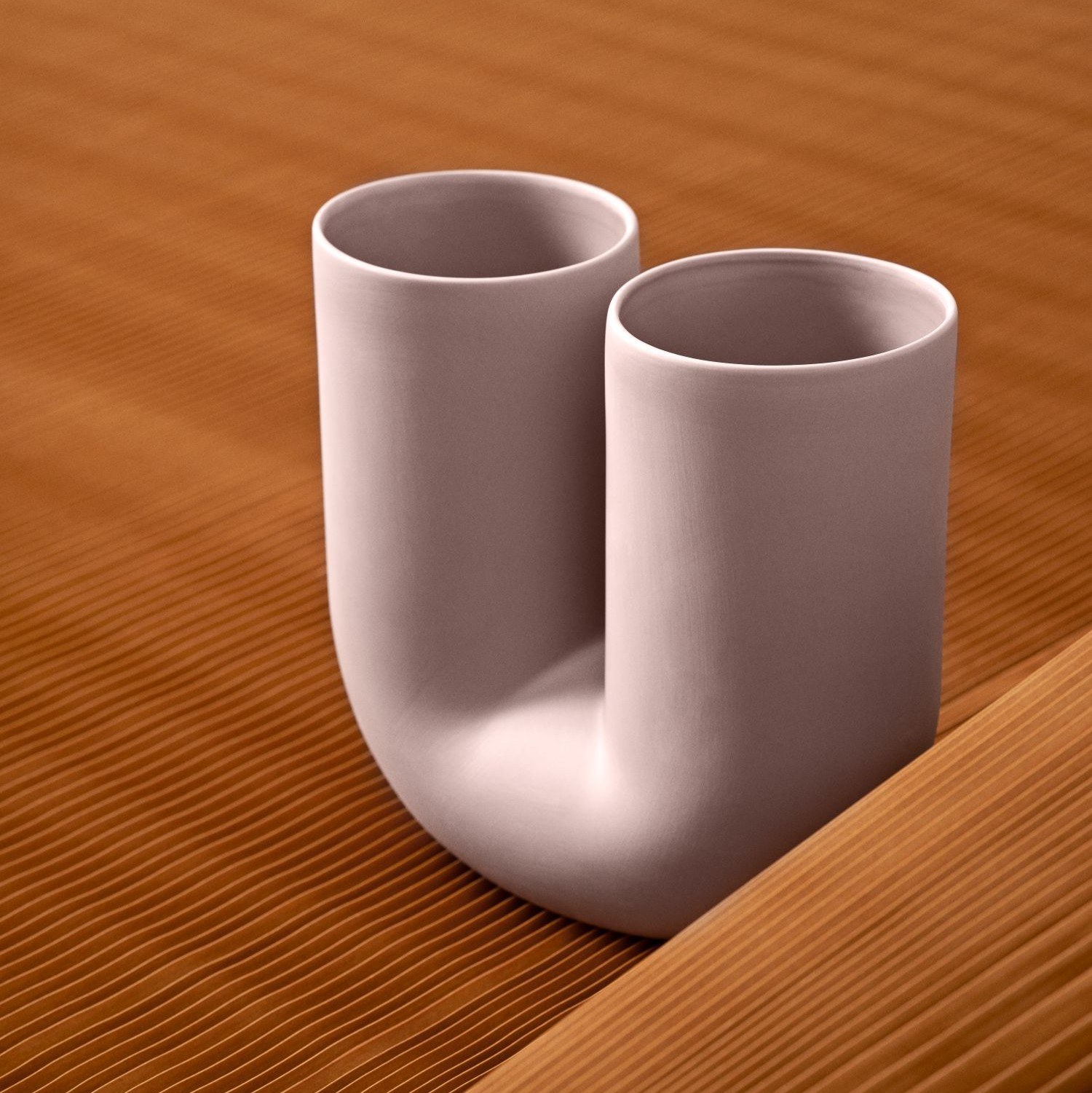 Vase Kink rose sur fond orange