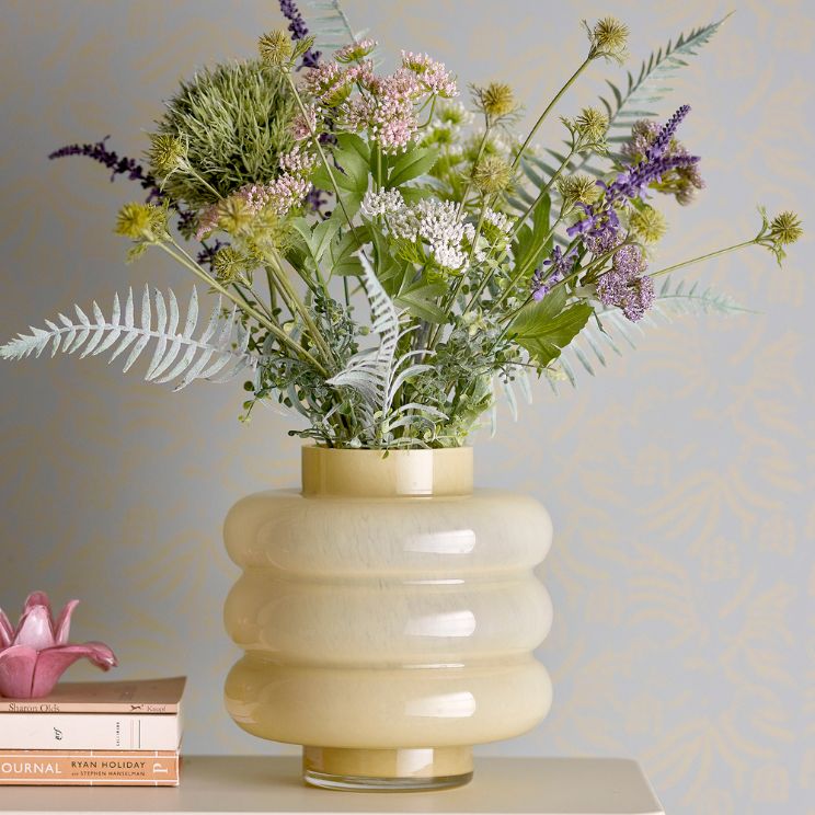 Vase jaune de style chubby