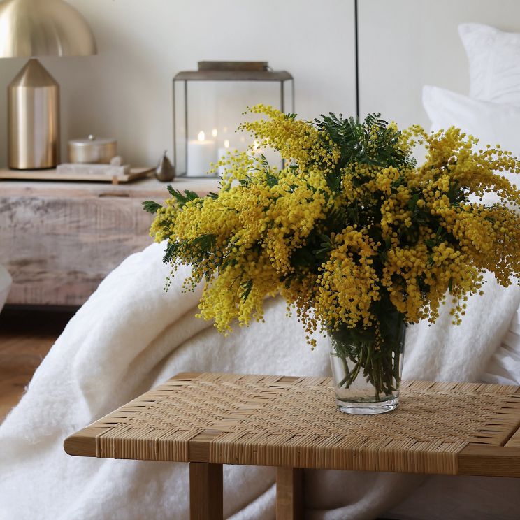 Vase med vilde blomster i soveværelset
