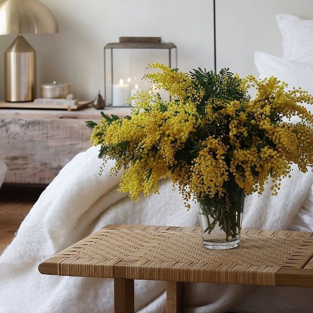 Vase med vilde blomster i soveværelset