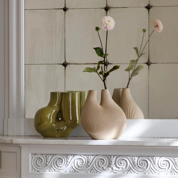 Vases de style chubby sur une cheminée