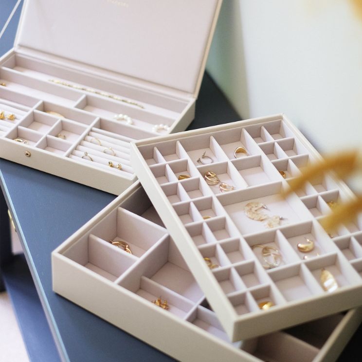 nombreux petits compartiments pour bagues ou boucles d'oreilles