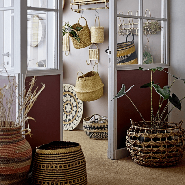 Cache-pots en osier et naturels dans le couloir