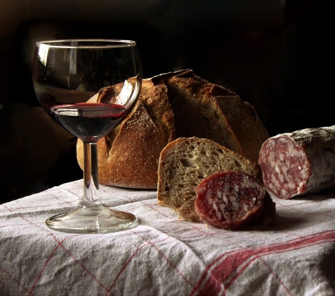 κρασί ψωμί κρέας