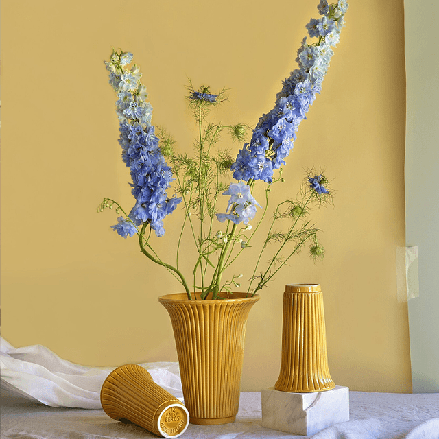 arrangement printanier avec un vase