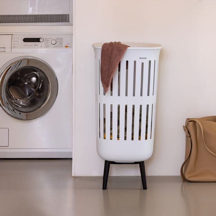 de høje ben på denne model gør det nemt at gøre rent nedenunder