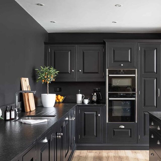 meubles encastrés noirs