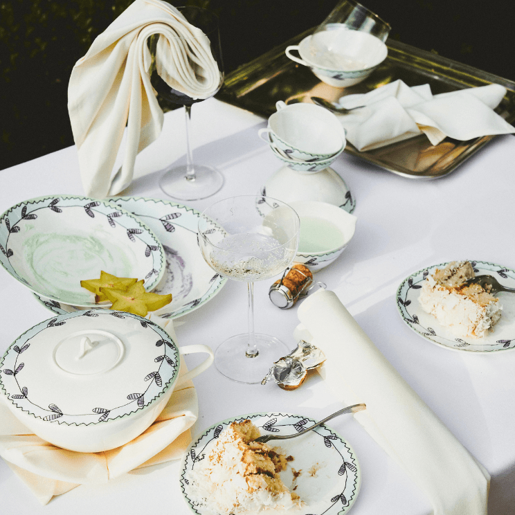 Midnight Flowers stolno posuđe by Serax na vrtnom stolu