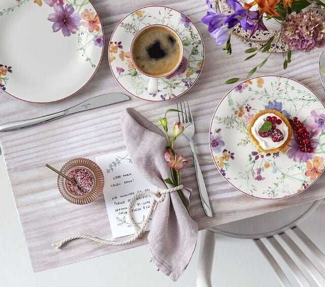 σερβίτσιο με λουλούδια