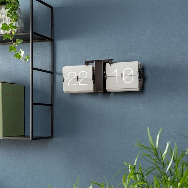 reloj de volteo de la marca karlsson